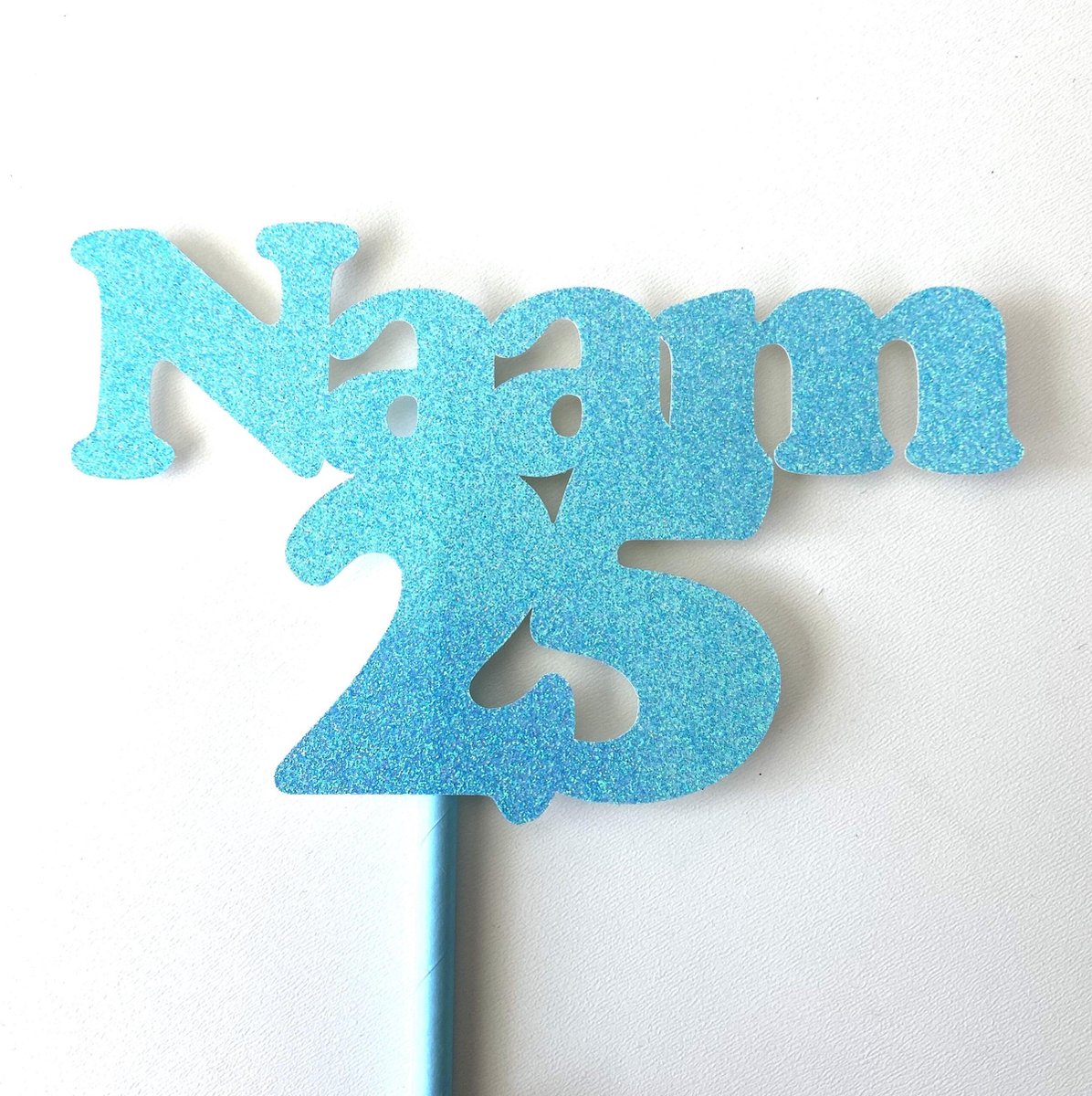 Taarttopper | Cake topper | Teksttopper I Naam en leeftijd| 16 cm | Blauw glitter | karton